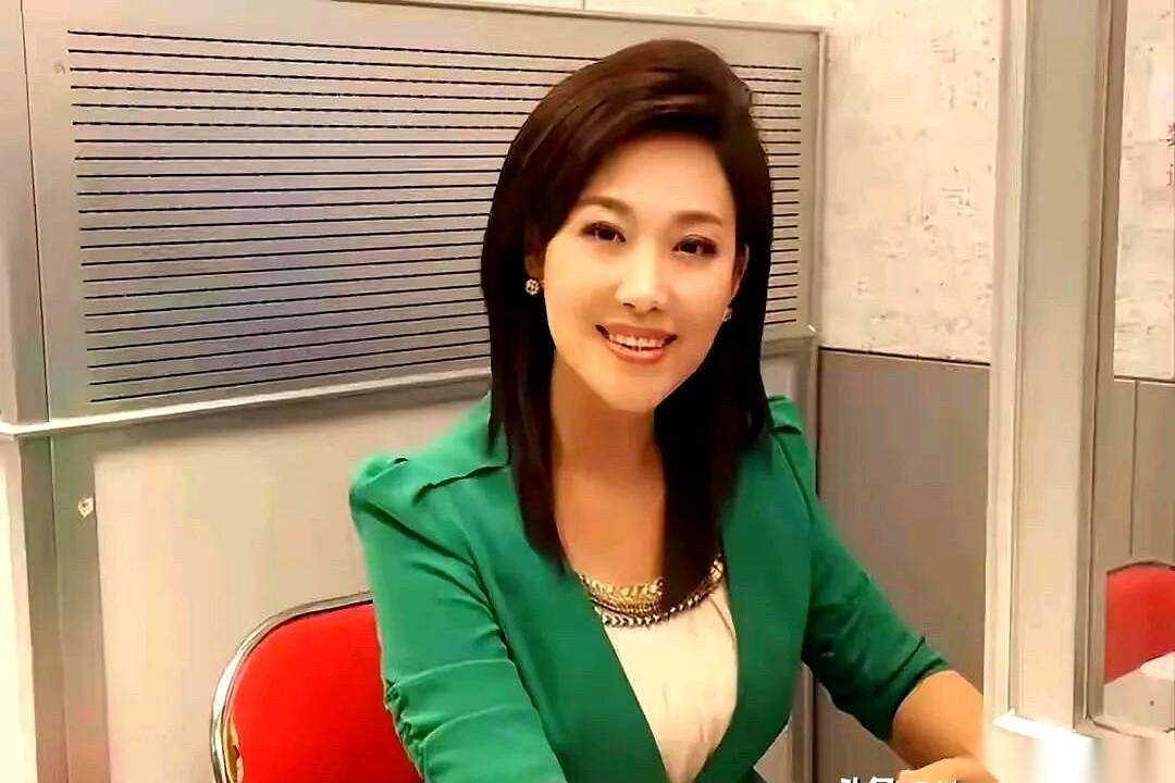 刷到郑丽这张照片，我愣了三秒。
这姐们儿，是谁？
平时在《新闻联播》里，她是一张