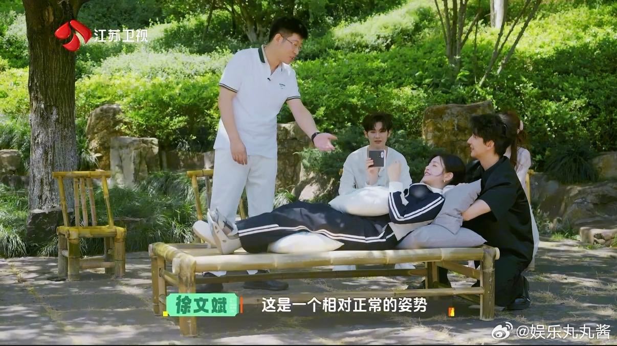 陈妍希床上玩手机姿势得到中医认可 国医少年志 原来床上玩手机也能不伤脖子，陈妍希