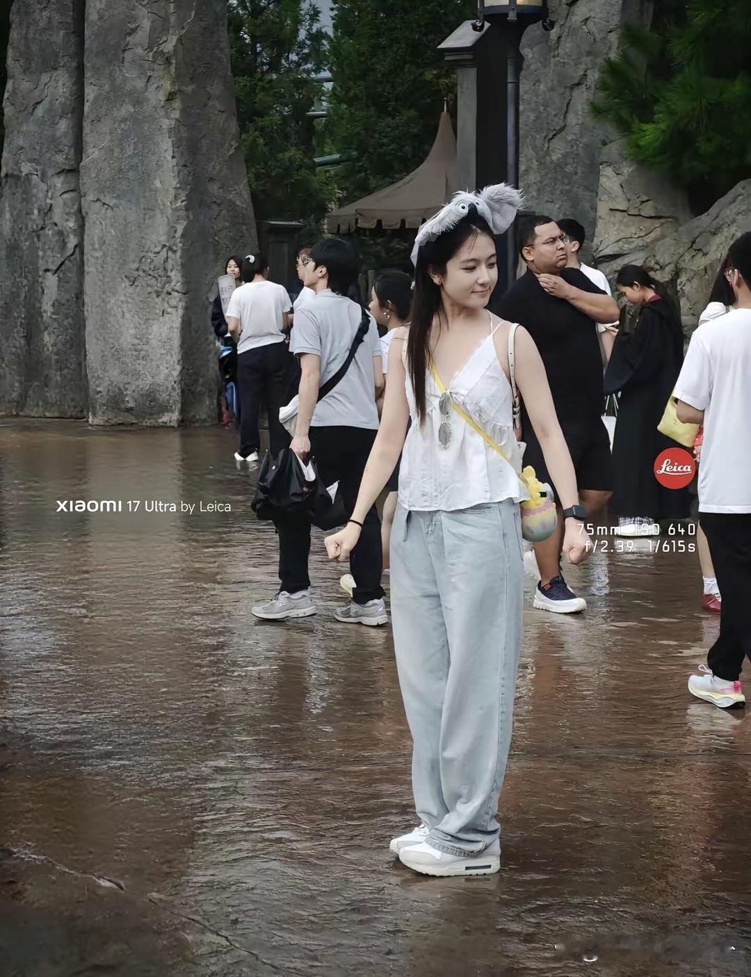 网友帮朋友拍照，突然发现旁边的女生超级漂亮。后知后觉，才知道是明星李兰迪，真美啊