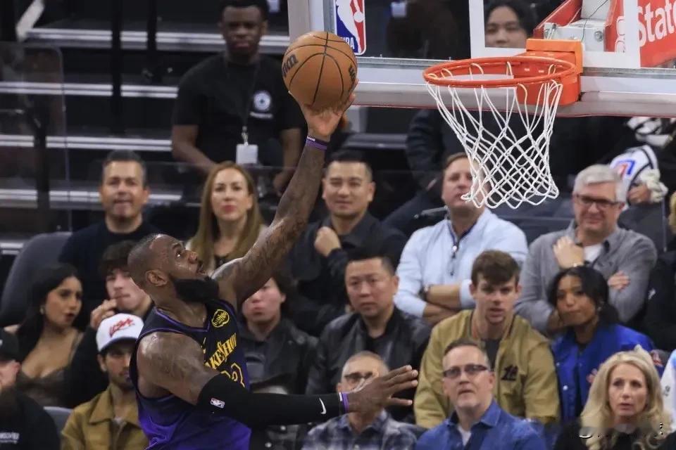 1月29日上午，NBA常规赛“空砍群”球员有———

第一位：老鹰的特雷杨，空砍