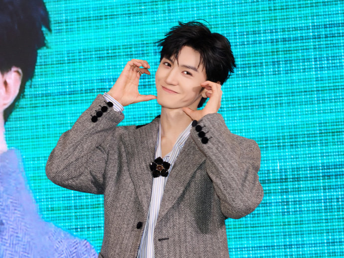 陈哲远这就是男生看甜妹的感觉吗  陈哲远马来西亚活动图，我一眼就看穿陈哲远甜度爆