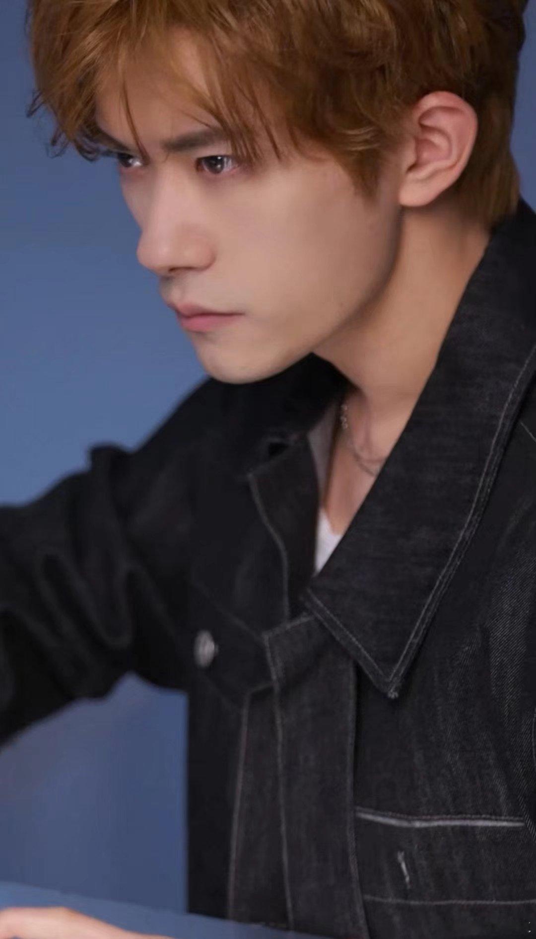#易烊千玺30秒循环切换##易烊千玺发色好显白# 易烊千玺就这么水灵灵的带着他的