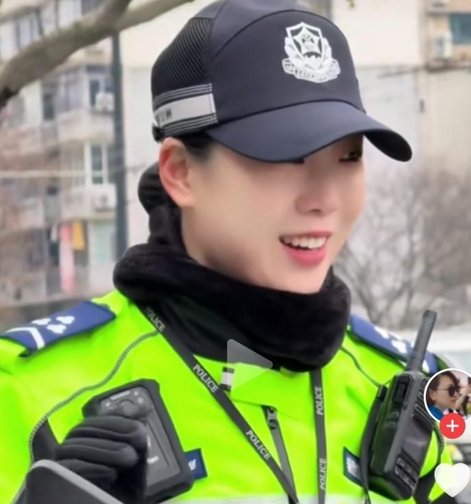 相信刘畅那温暖的一笑，会醉到多数人的心窝里难以忘怀，这般又飒又暖的笑容，谁能抗拒