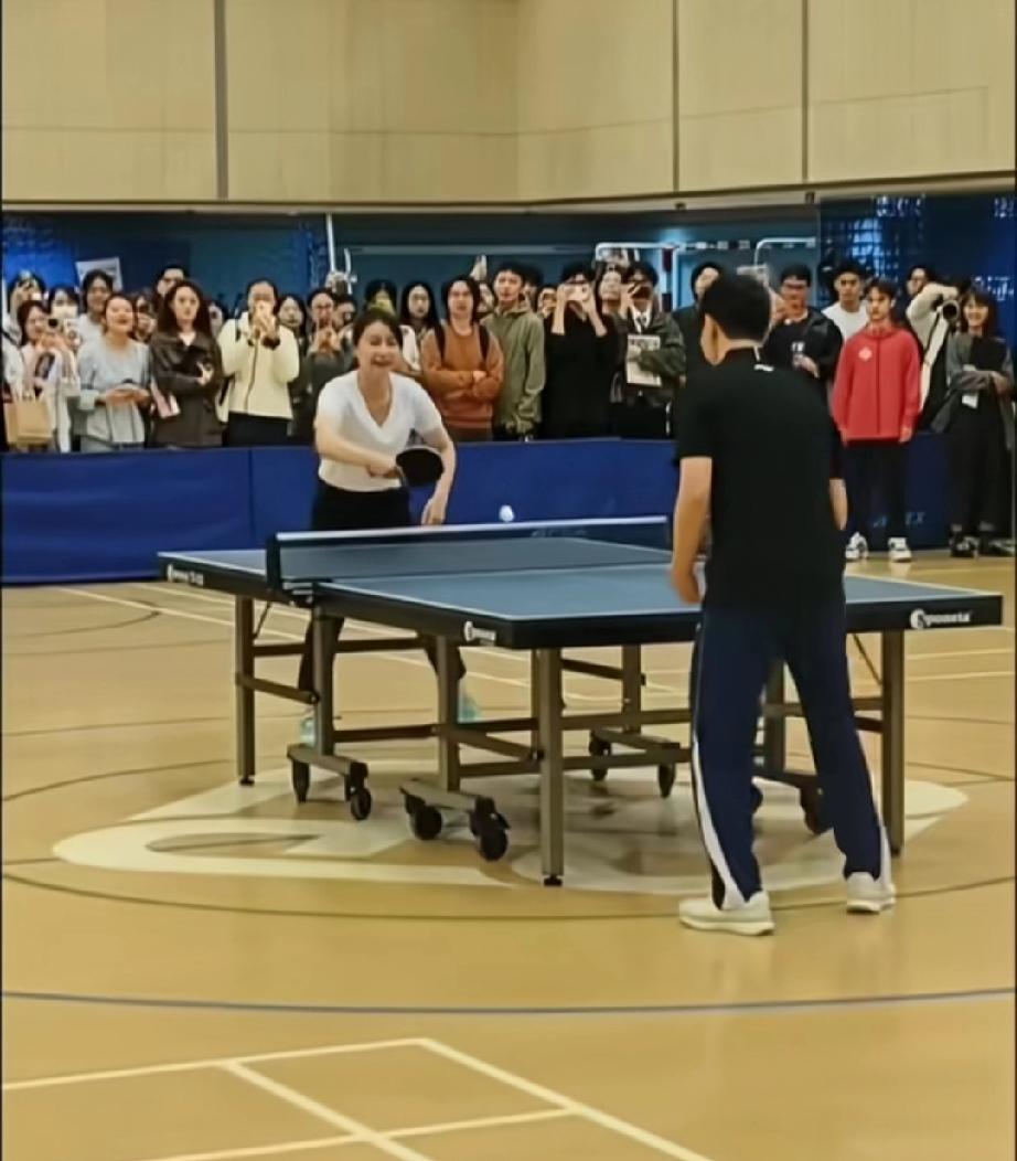 马龙和郭晶晶打上乒乓球了！

哈哈，别说还真是！原来今日马龙受霍启刚邀请出席来港