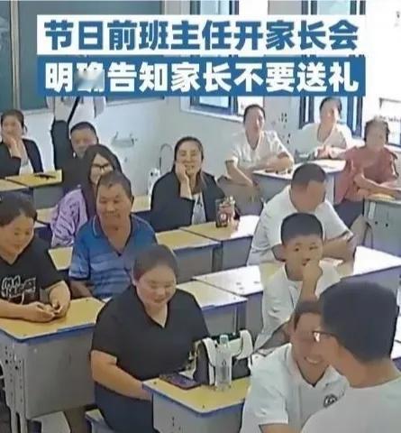 天津。
某家长说了一句话，引起老师的不满。家长说“孩子让您给发个电子版”。老师说