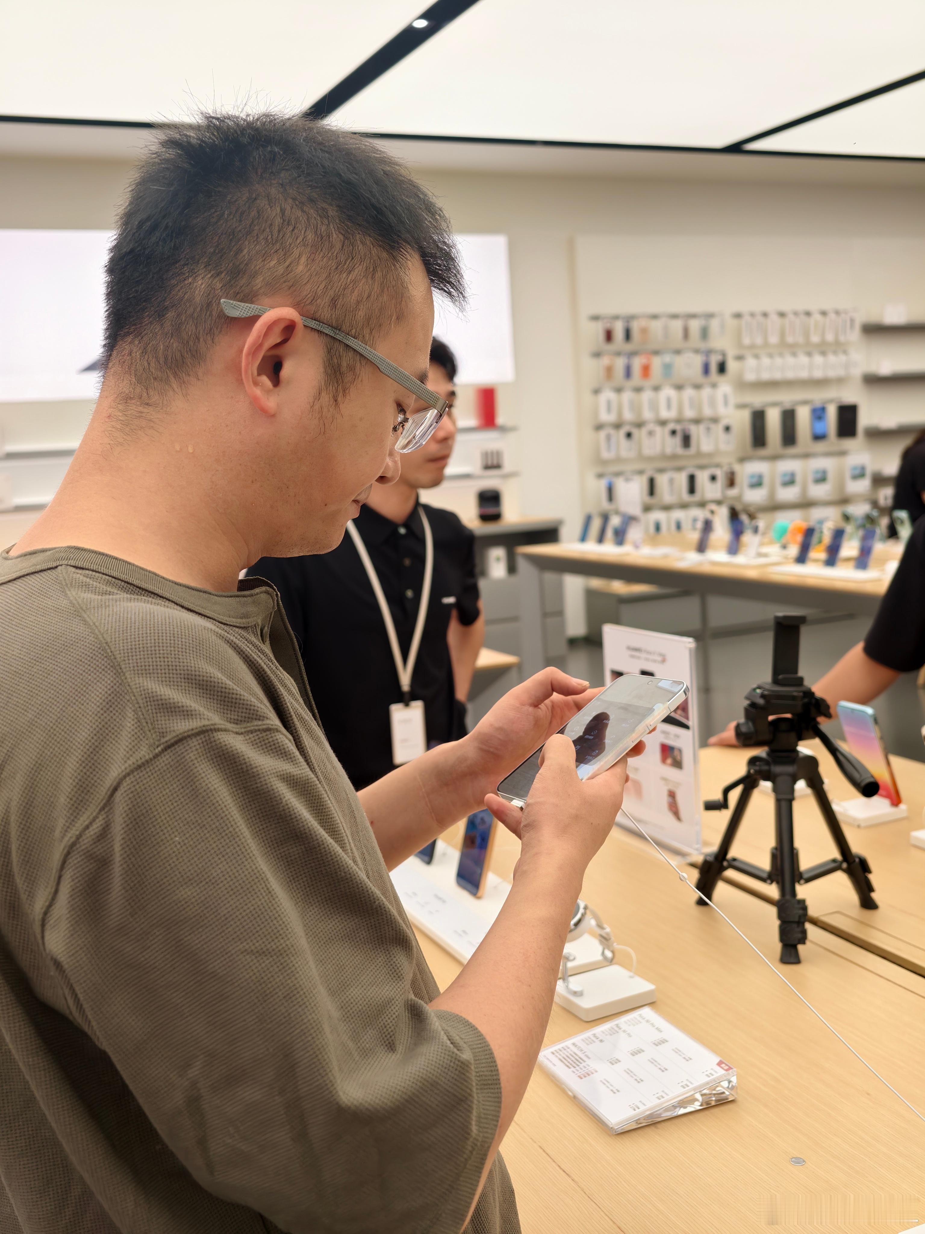 吃完饭带我直奔华为门店。 我还挺激动，以为终于能等到那份迟到的礼物华为Pura 