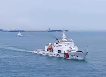 8月24日凌晨，北太平洋公海海域，中国海警执法舰艇对一艘作业中的日本秋刀鱼渔船实