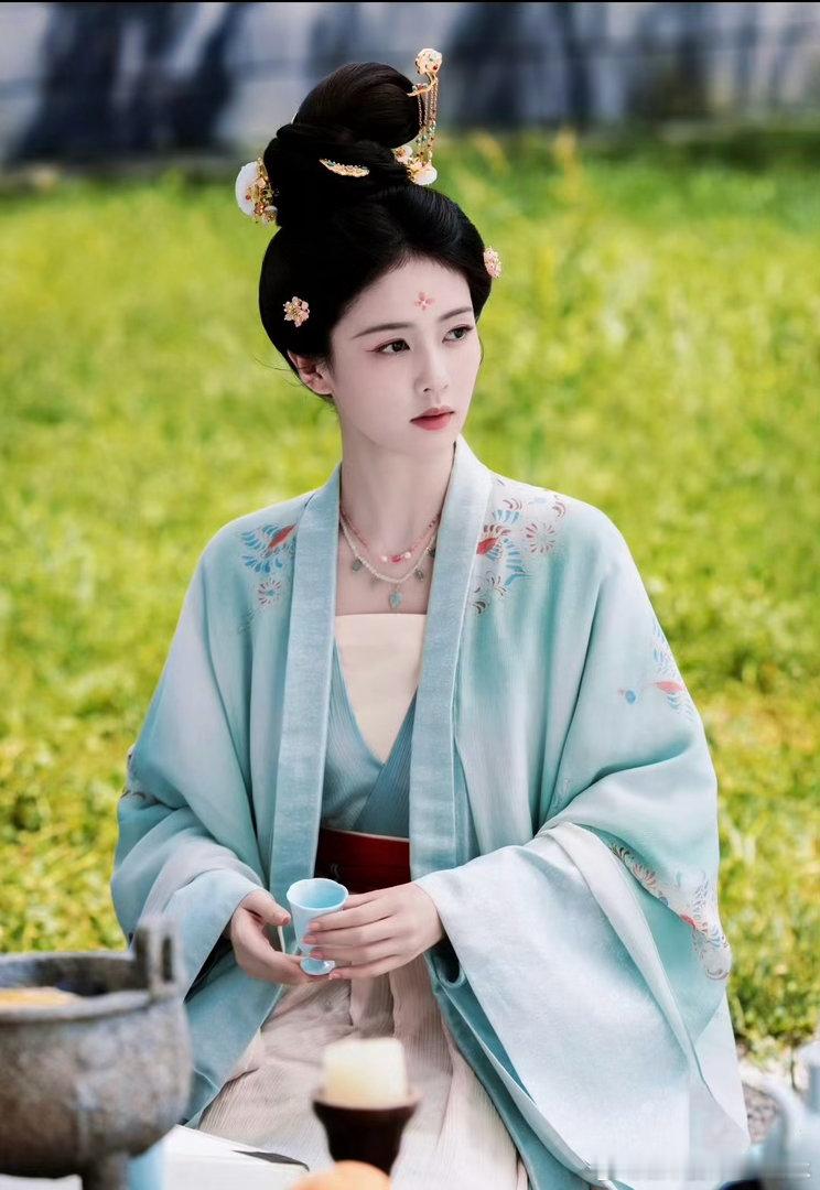 莫离全员如同做了家人一般  莫离莫离剧组的氛围真的是太绝了啊！真的是很亲切啊全员