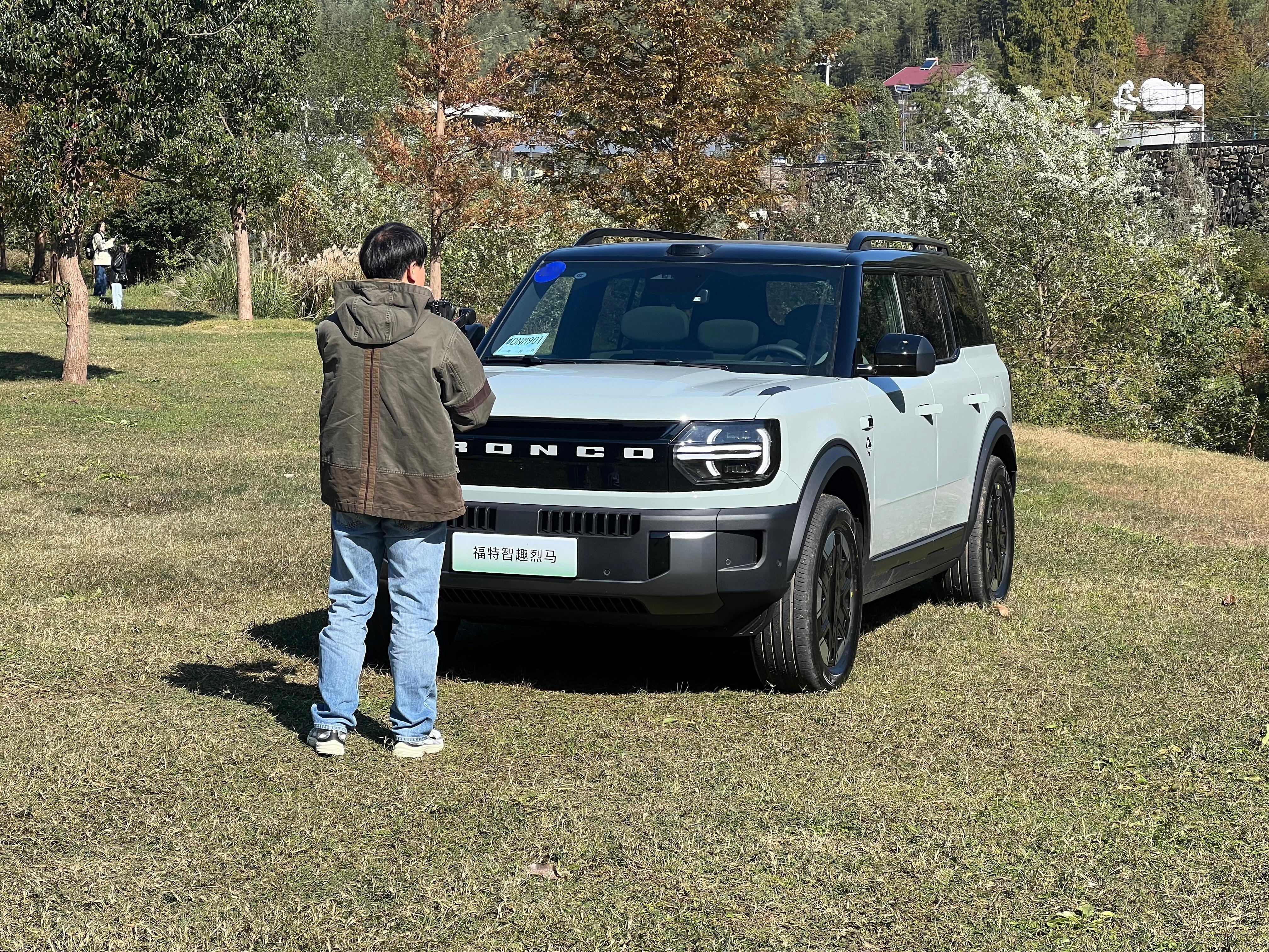 福特智趣烈马增程版试驾感受：1. 纯电确实有前备厢，NVH也更好。但是增程版是绝