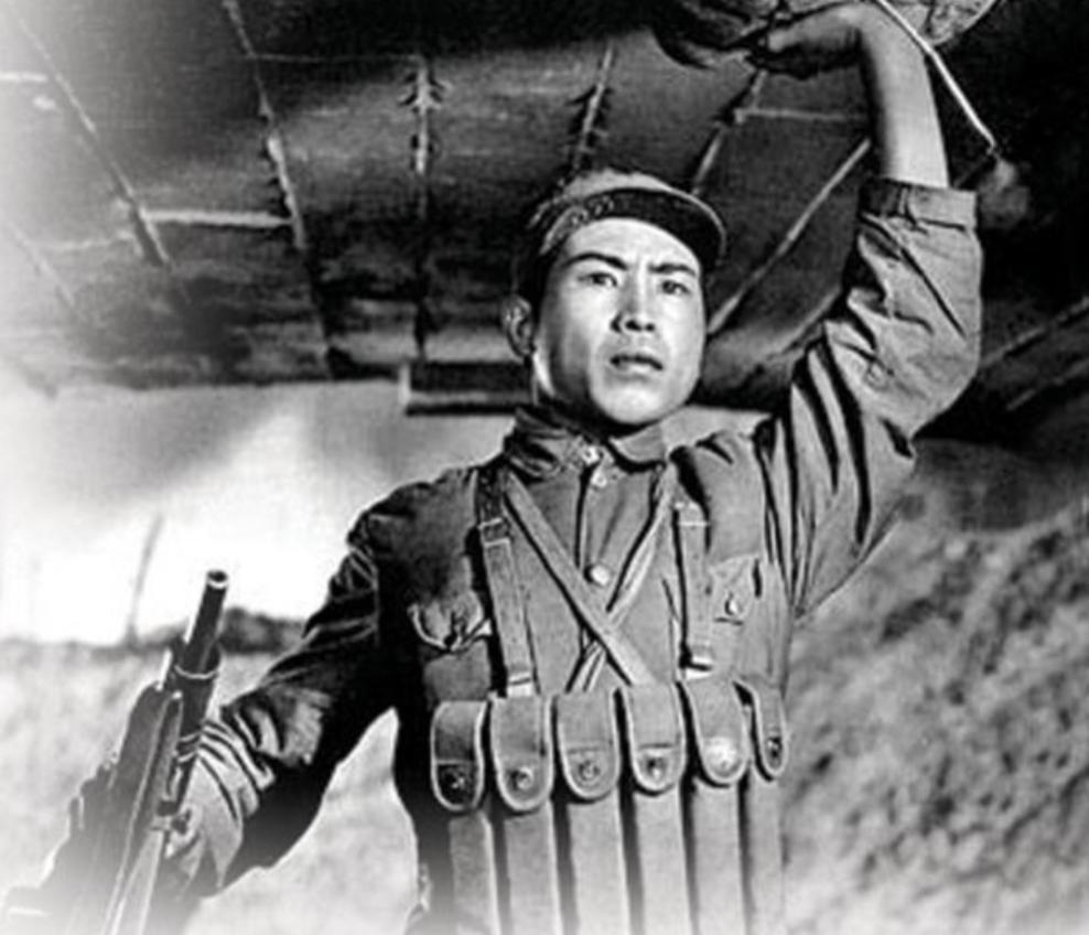 1948年5月25日，隆化，巨响之后，董存瑞烈士没有留下遗体，爆炸后的现场，只找