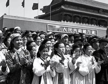 1950年，主席曾劝佤族头人，“听说你们有猎头的习俗？能不能改一改？用猴头，或者