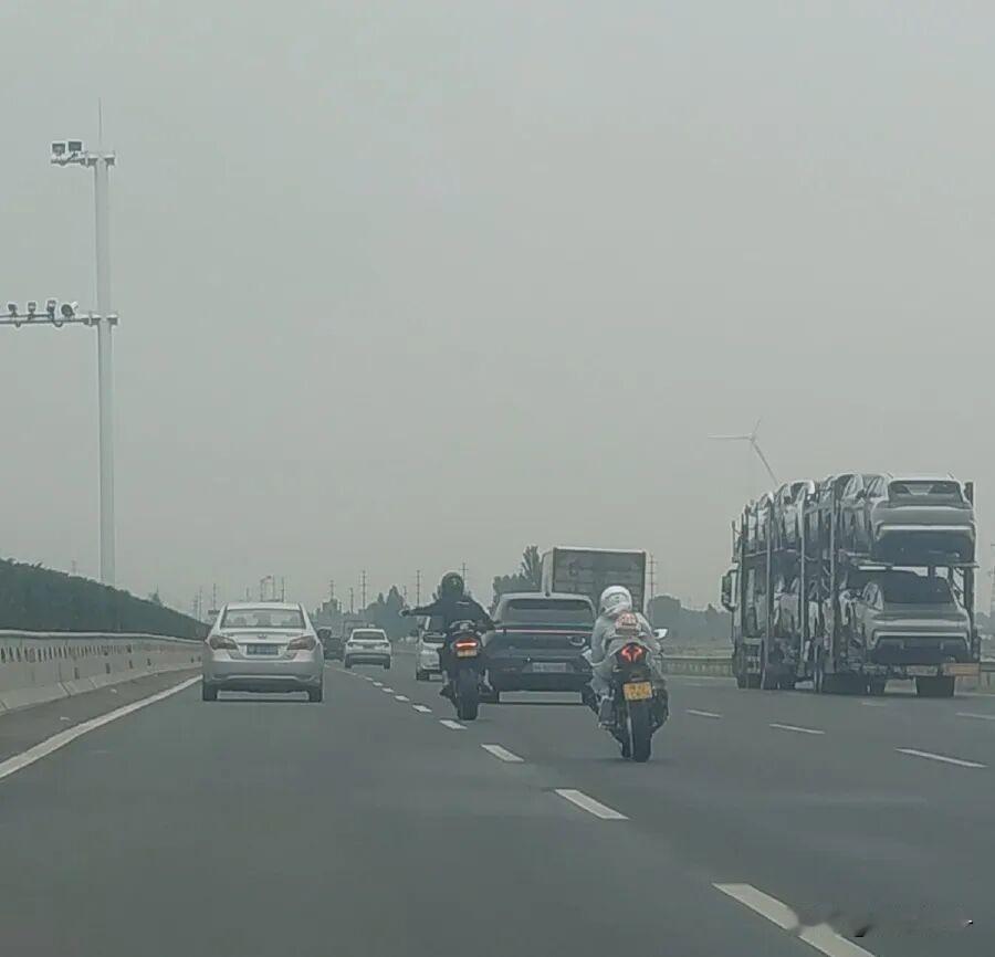 河南高速一男一女骑摩托车边打手势边狂奔，目击者称其时速超120。最近讨论摩托车上