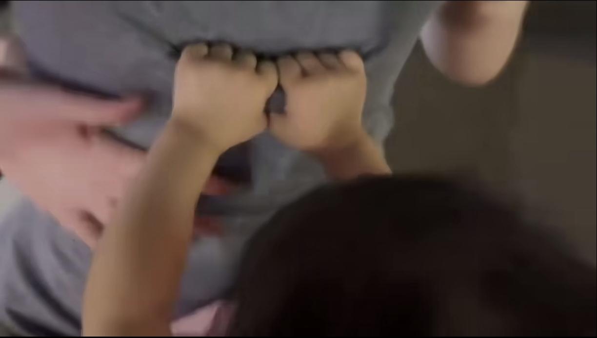 坐车抓好安全带，
小孩哥干了咱不敢干的事儿