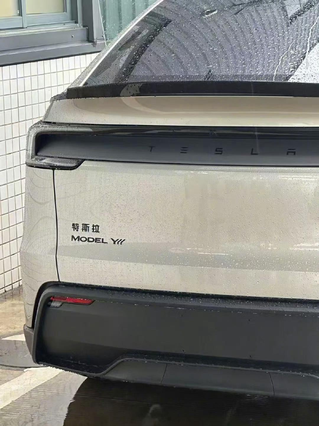 特斯拉 Model Y L 内饰图曝光。在特斯拉官宣 Model Y L 车型即