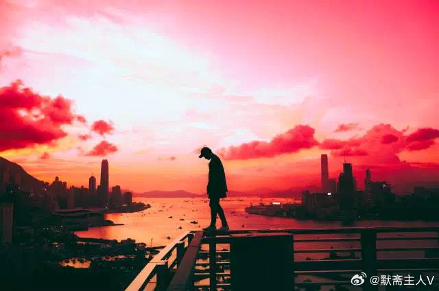 窗上水痕·默斋主人原创自由诗是哪一阵风把母亲的电话吹成了同一句我蹲下鞋带系得很慢
