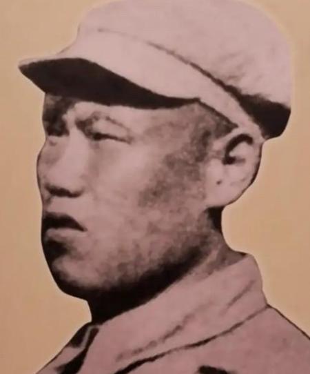 1951年，一个志愿军战士往阵地送弹药，却发现干部全部牺牲，只剩15个新兵，他连