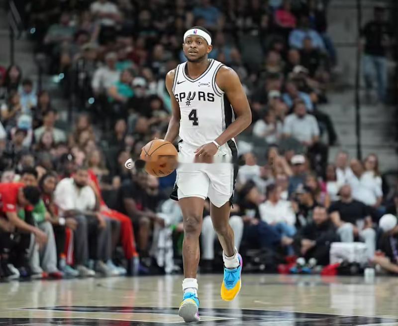 前NBA球员杰夫·蒂格近日接受采访时，谈到了有关马刺队球员福克斯的境遇。他建议福