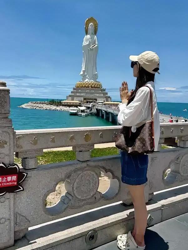 在每一个当下，
每一段姻缘中，
全然真心善待，
便是全部的意义。
[祈祷][祈祷