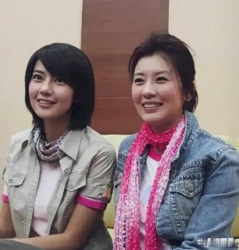 著名影星，高圆圆与贾静雯，并肩而坐，笑容可掬，温馨合影！ 