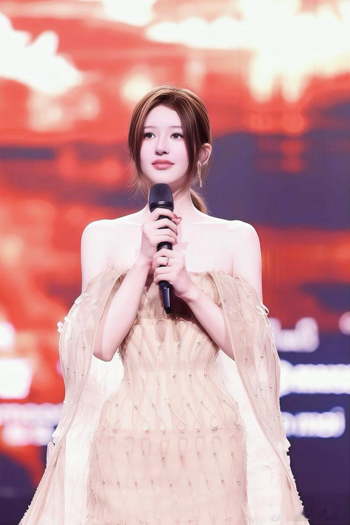 赵露思  ＞＂🌙☀️＂₊˚☁赵露思 专栏 · 可愛的露思～
