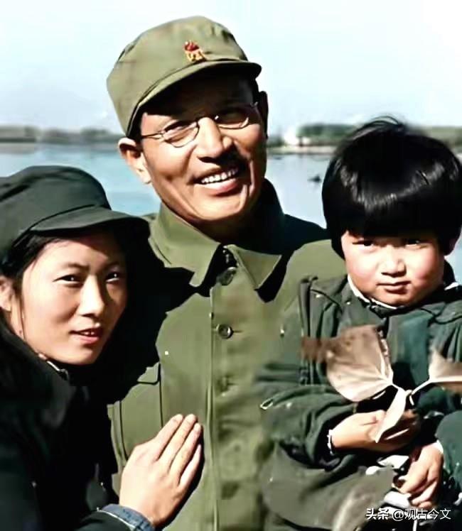 历史时光
1948年，东北野战军炮兵司令朱瑞出征前，与妻子潘彩琴和女儿合影 ​​