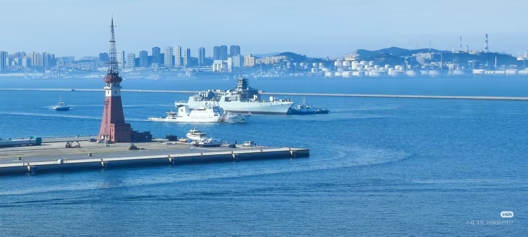 换个工位，海警出动护航055 ​​​