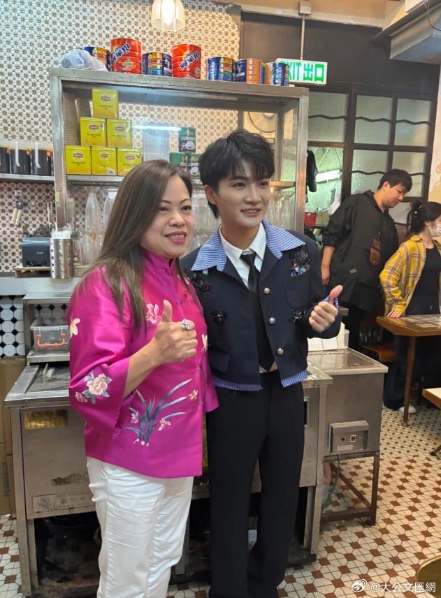 香港文体旅局局长发文感谢周深 启德体育园5万人合唱超震撼，周深献唱《财神到》《狮