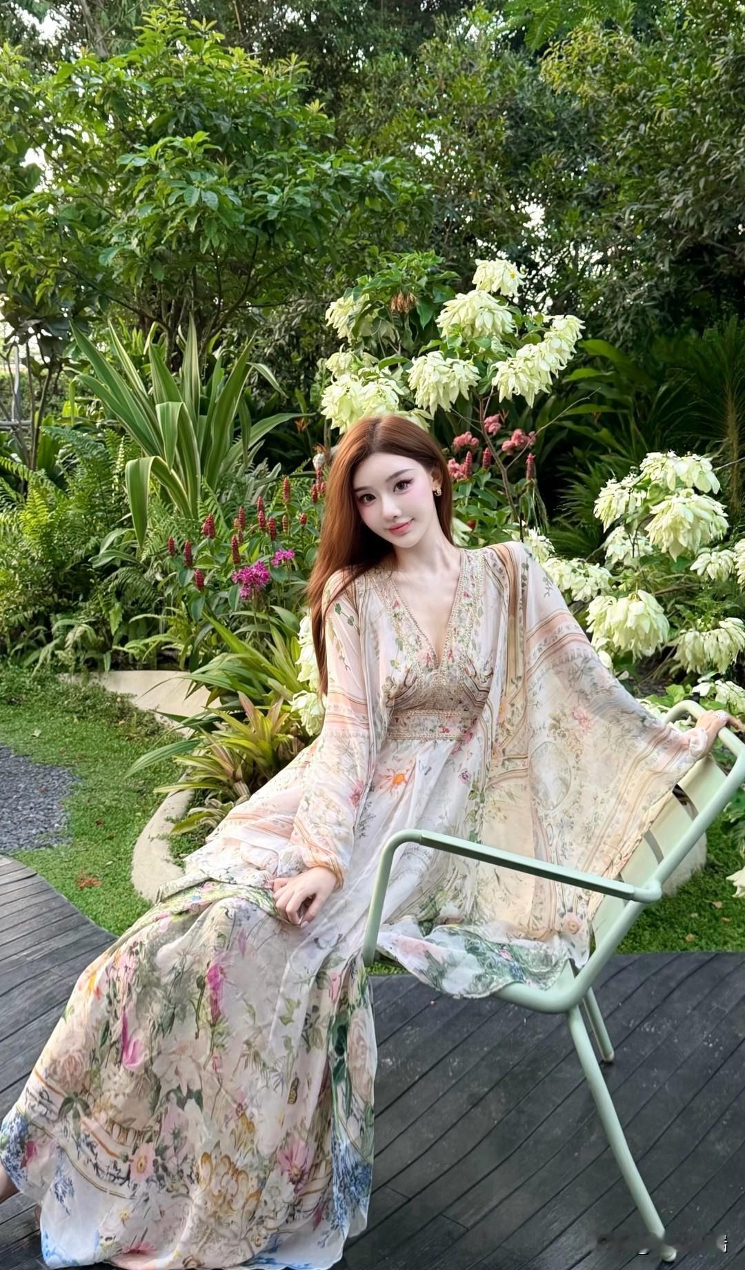 优雅花裙少女，静坐花园中，尽享自然之美。