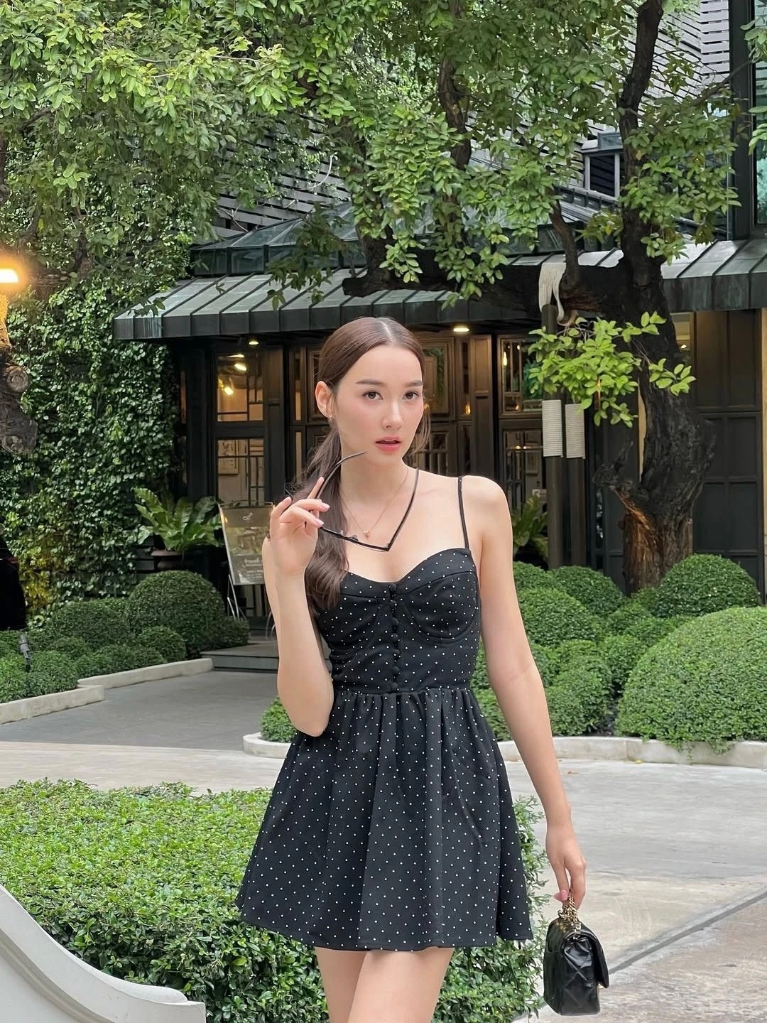 波点裙俏皮系身，利落马尾一扎，整套造型又飒又靓，随手一拍都是满满的街头时髦感。 