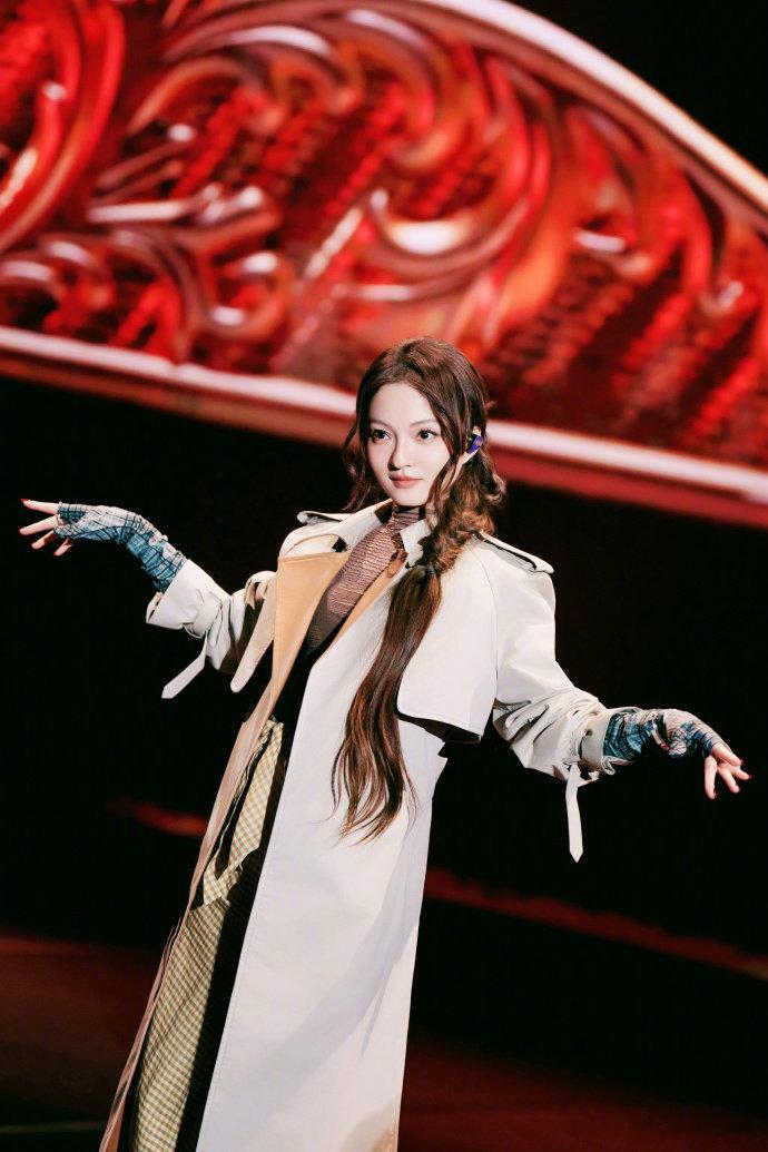 张韶涵是猫咪还是狐狸我自有判断 张韶涵玩家巡演又上新造型啦，秋末这款毛绒披肩好有