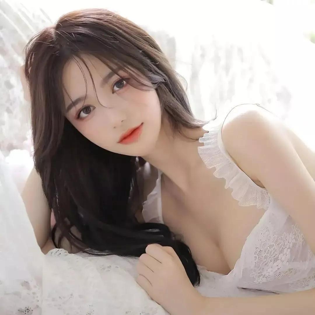 优雅甜美，仙女气质，蕾丝睡衣，温柔迷人。