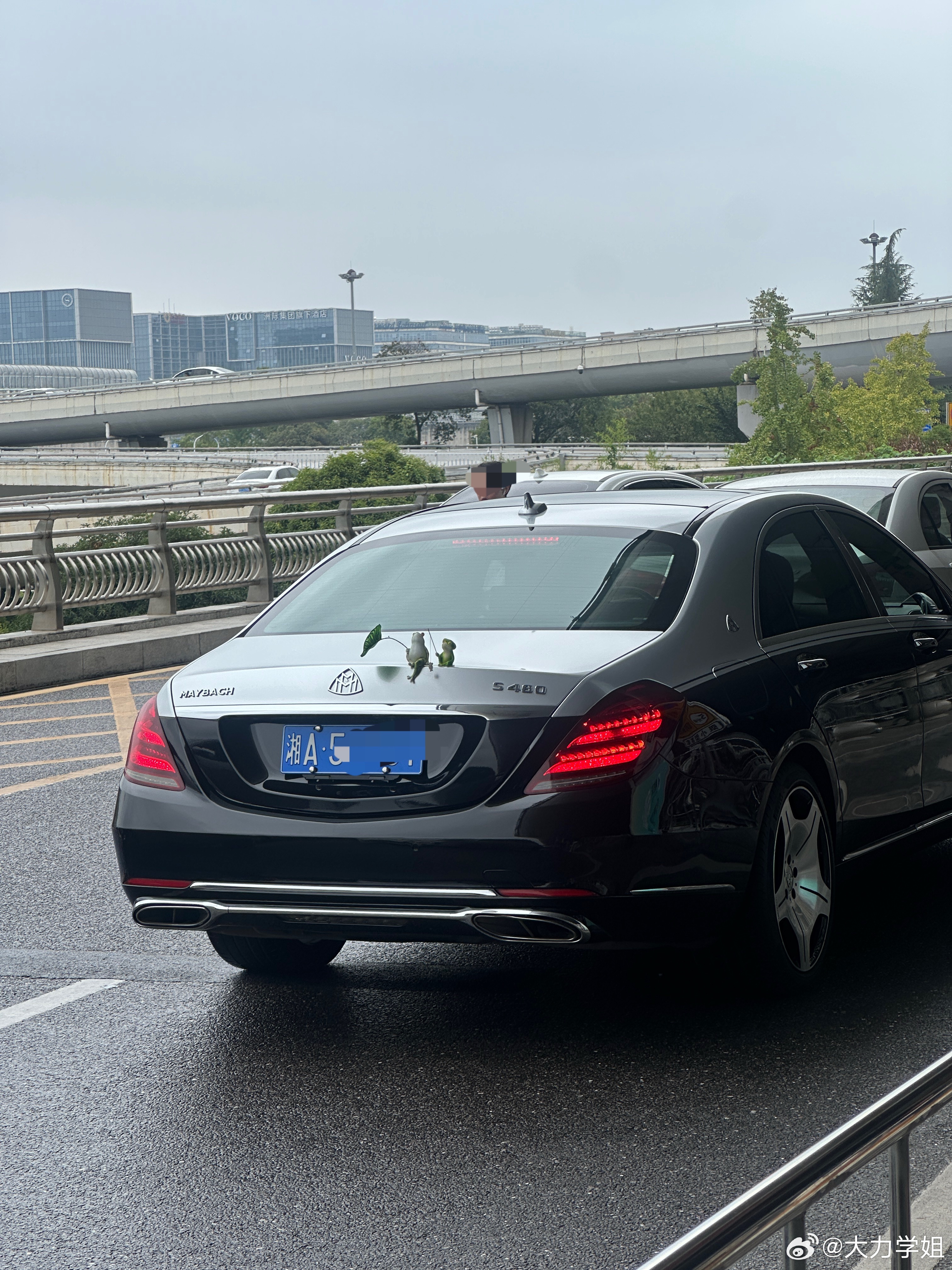 派这么高端的车来接不用这么客气的吧[害羞]  ​​​
