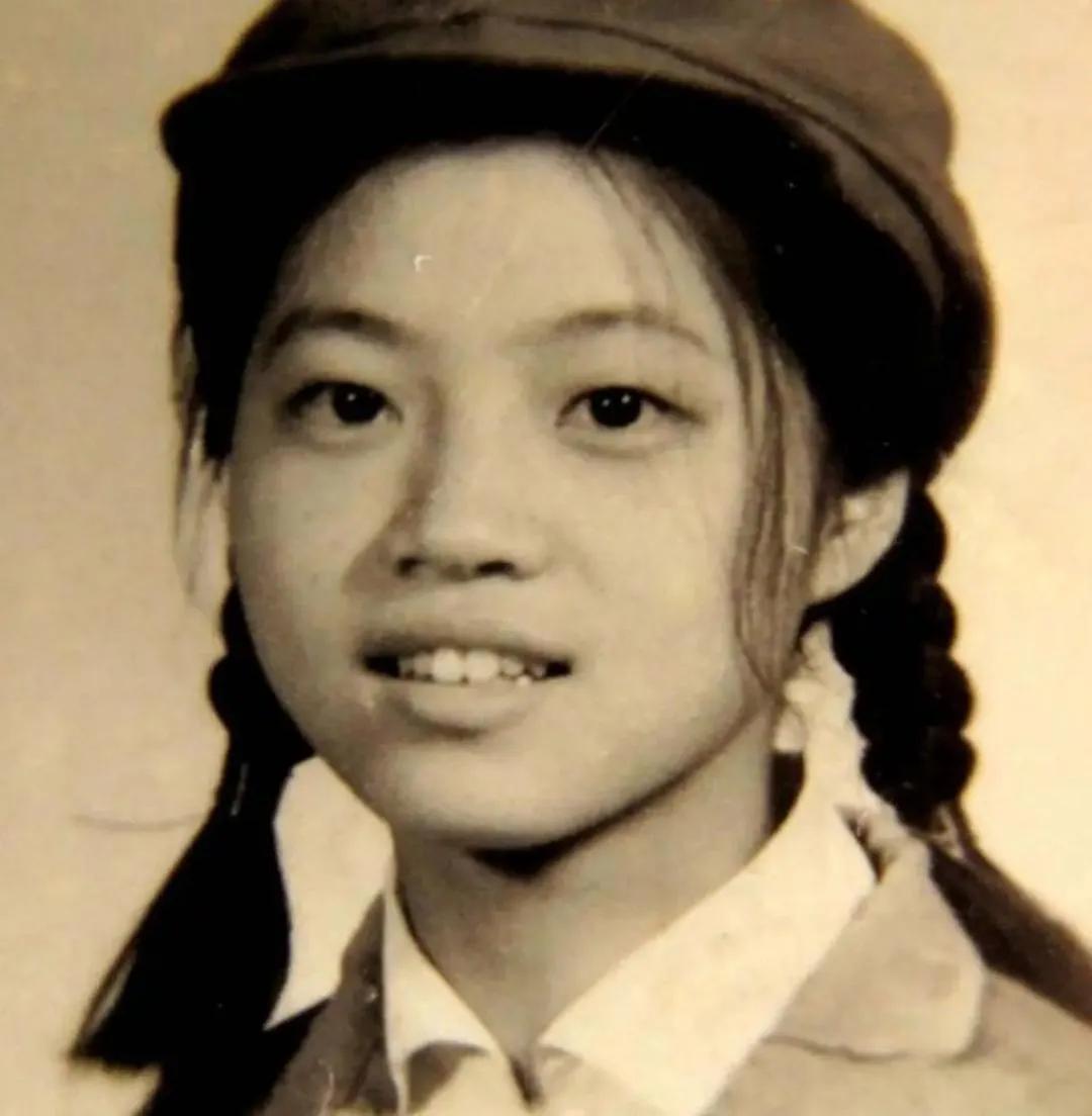 1968年，21岁的女知青廖晓东嫁给了贫困潦倒的老光棍，洞房花烛夜，廖晓东红着脸