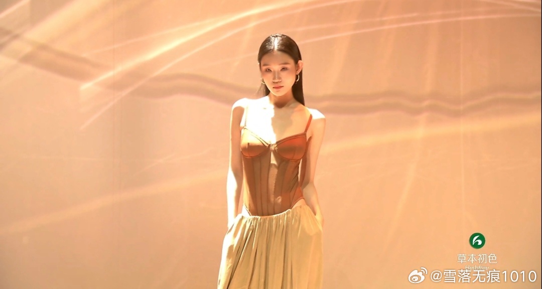 杨紫草本初色全球品牌代言人草本初色蚕丝纪元  赴一场蚕丝之约，遇见草本初色202