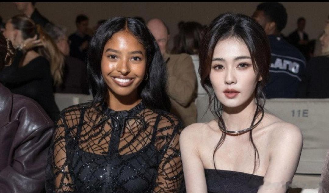 白鹿和科比大女儿同框看秀，第一次这么直观地意识到，原来白鹿真的这么白。 