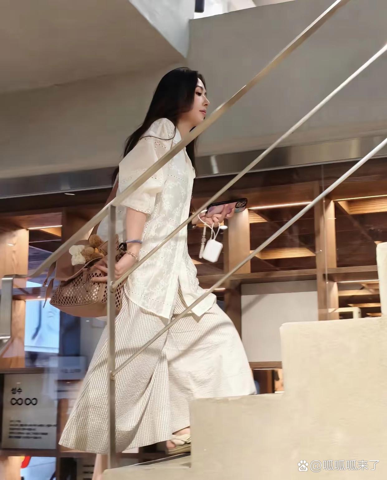 郭碧婷鼻梁线条精致立体，五官亮点突出，浑然天成的美貌无需刻意修饰。 
