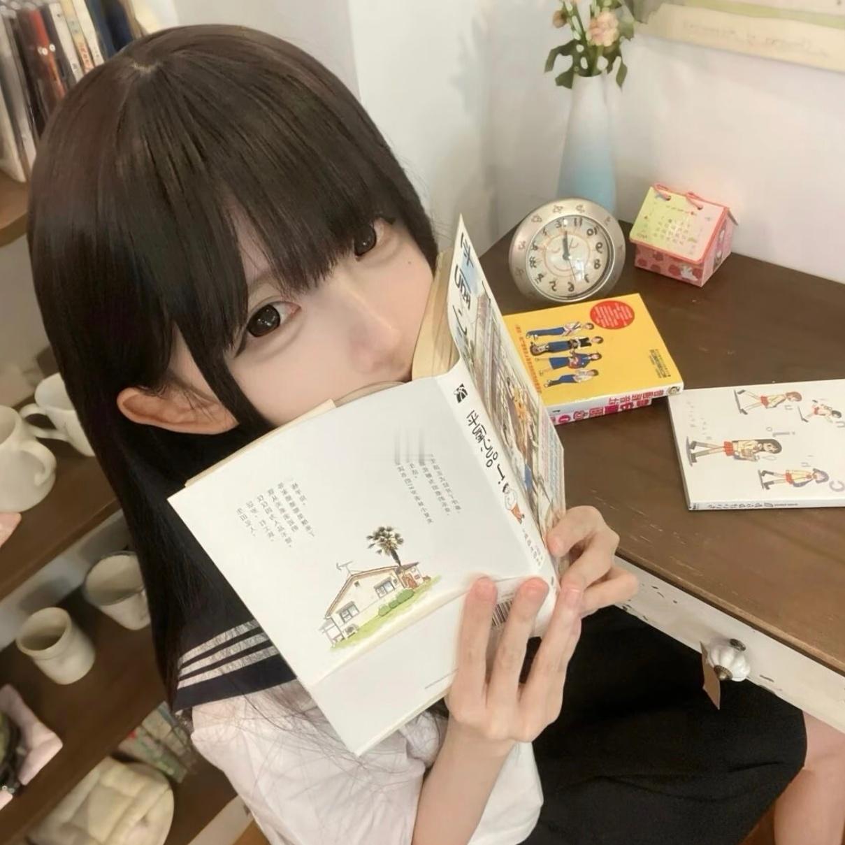 WeChat头像系列书页、玩偶与烟火美食拼凑起日常，收藏生活里细碎的温柔。保持心