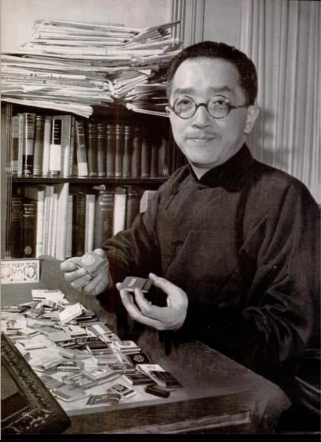 抗战期间，胡适担任驻美大使，一美国小报报道了其有收藏荣誉学位与火柴盒的嗜好，这则