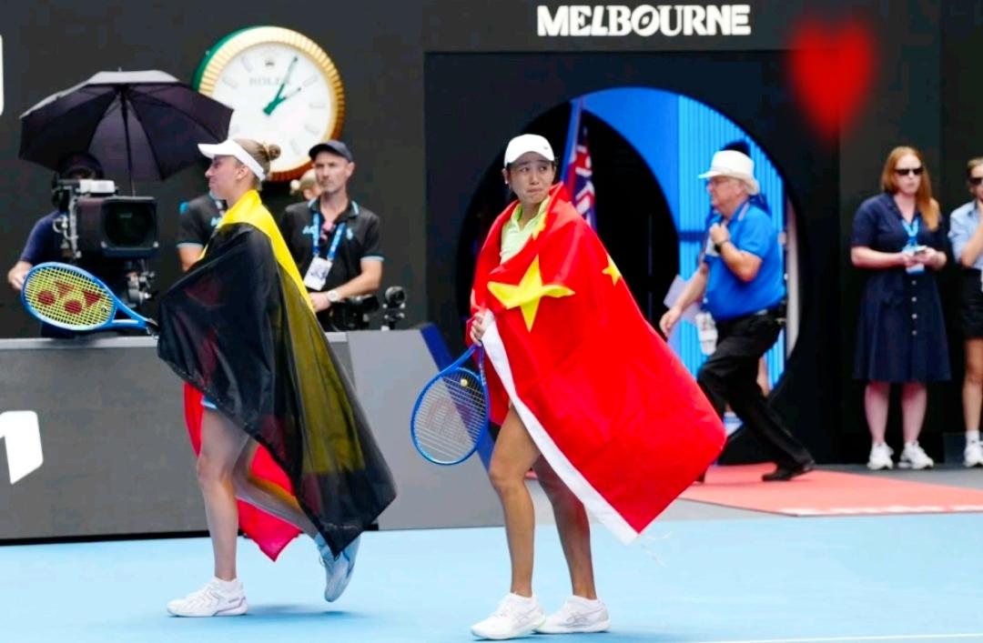 墨尔本罗德·拉沃尔球场的欢呼声中，37岁的张帅身披五星红旗，泪水浸湿眼眶。1月3