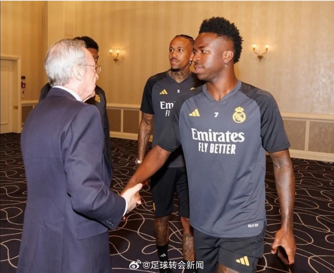 罗马诺发推：弗洛伦蒂诺过去几个月以来一直在亲自推动并坚决促成维尼修斯续约。弗洛伦