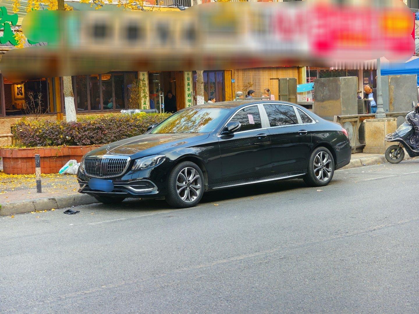 又是奔驰E改迈巴赫，大灯和前脸 、C柱标都换了，怎么不再换个轮毂