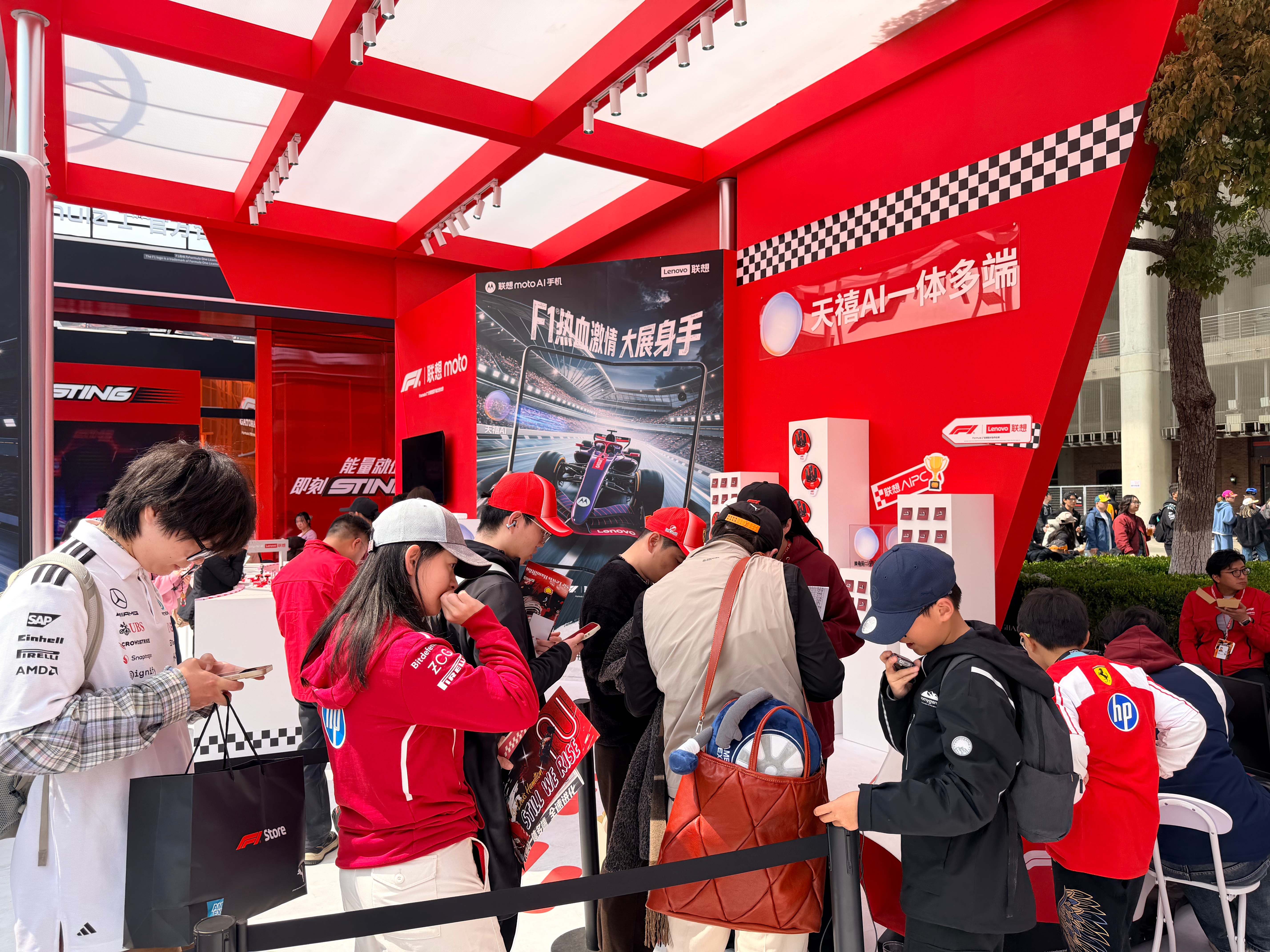 作为F1全球智能手机合作伙伴，联想moto携旗下一众手机产品亮相展台区。最受瞩目