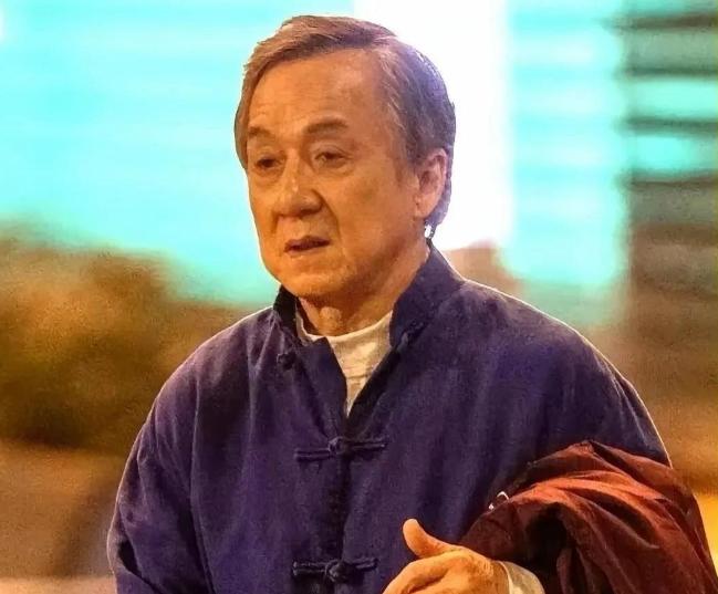 71岁的成龙上了热搜。不是丑闻，比丑闻更震撼。他当着镜头坦然承认了自己有ADHD