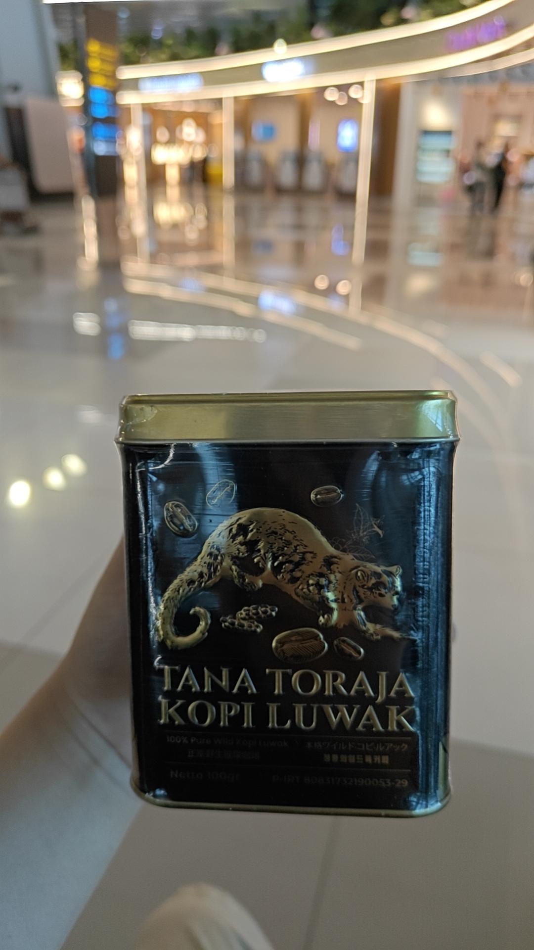 那年的林荫小道上，我看着前面走的女孩，阳光洒在她的头发上，她恰好转头，清澈的眼眸