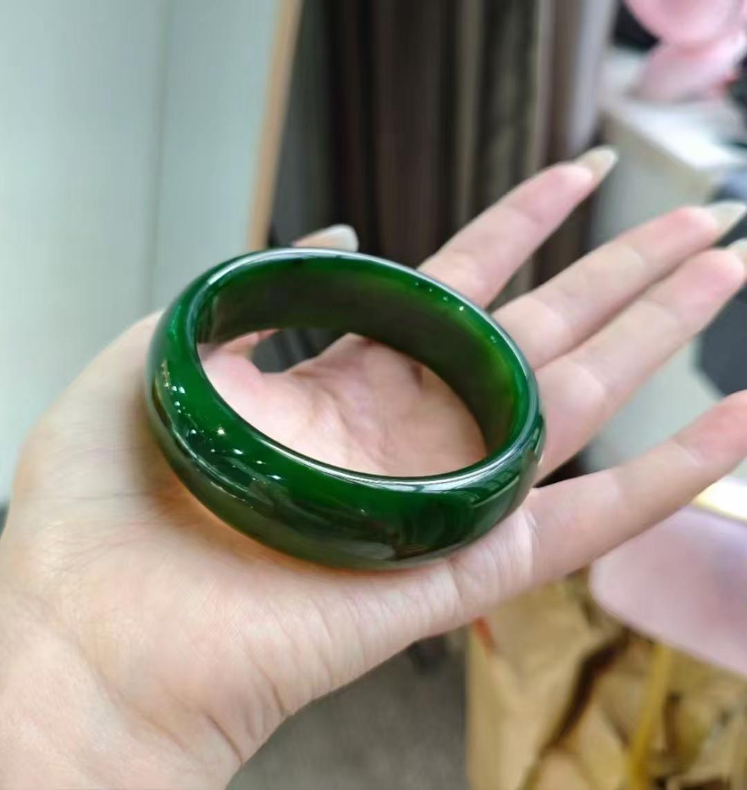 东方古韵，腕间风华 碧玉真的很耐看呀~和田玉碧玉手镯，传承华夏千年玉文化，承载祥