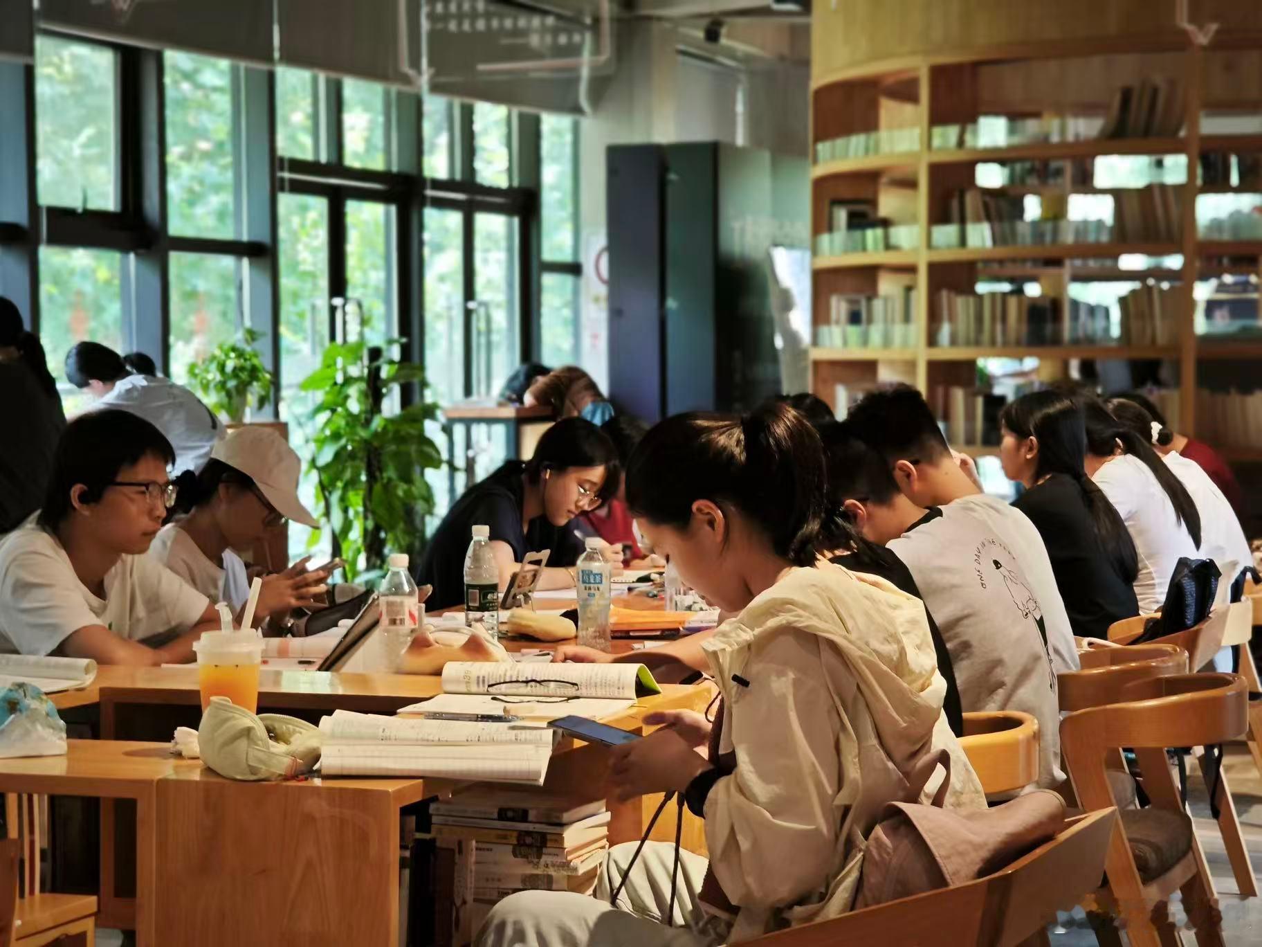 长沙书院打开文明实践新方式 长沙最动人的文化，从来不是光鲜的高楼大厦，而是这些有