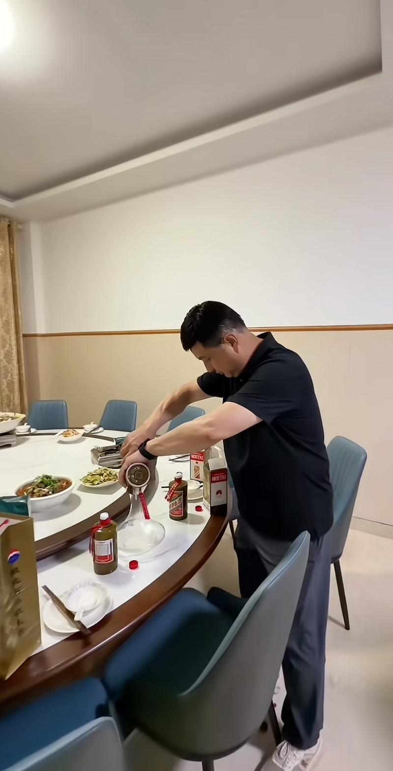 沛县团队彻底完了，如今分成了好几个小圈子。拓瑞集团董事长徐正海和蔡劳斯是一个圈子