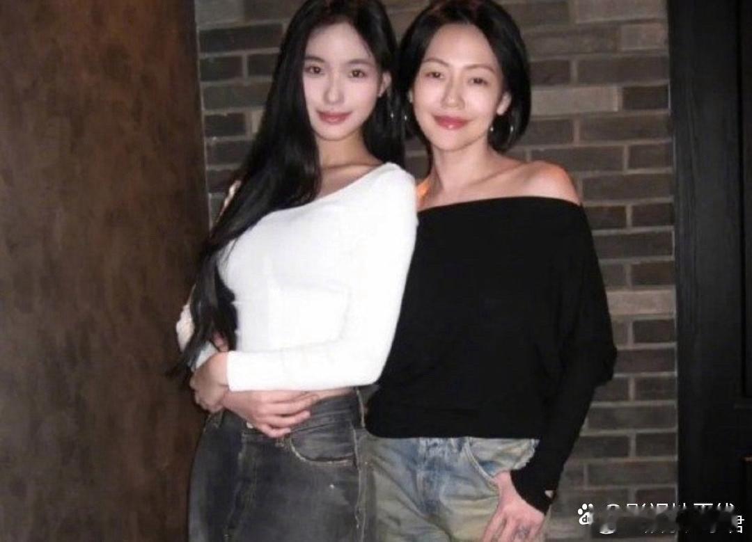 据台媒7日报道，小S二女儿Lily独自出席活动，她表示虽已有几次经验，但还是会很