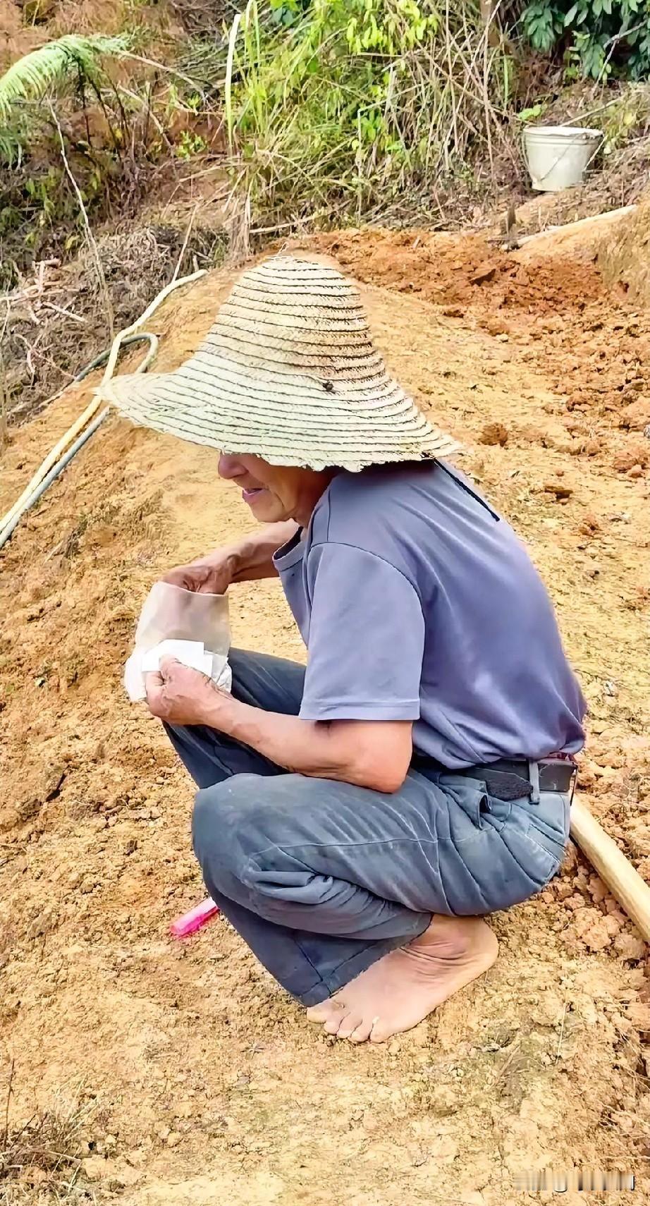 这辈子唯一的遗憾就是没有儿子，只有两个女儿，等女儿出嫁了，等我老了，去世了，我的