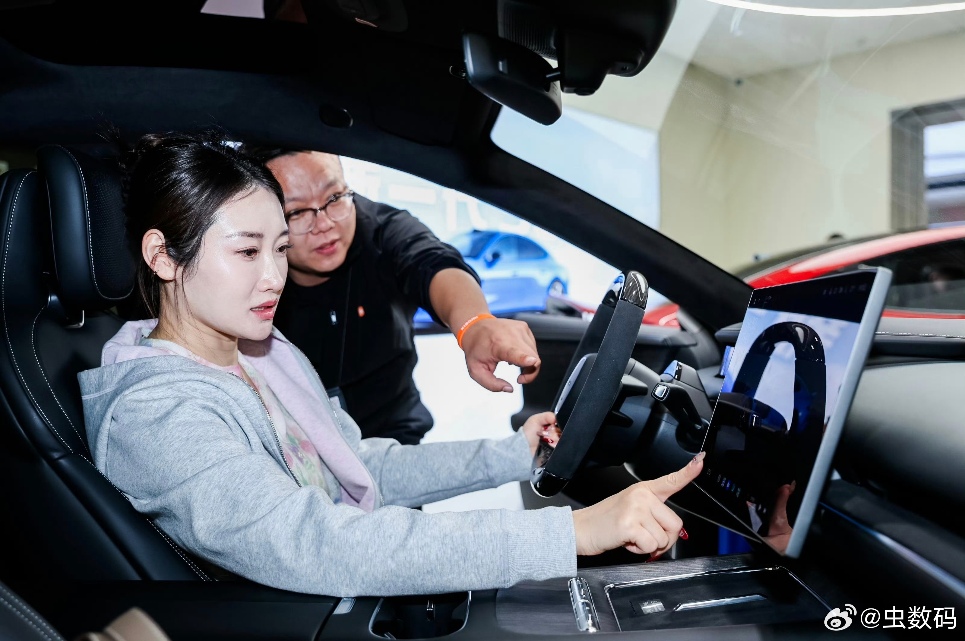 啥？新 SU7 Max送的是碳纤维方向盘，这都能黑？我YU7 Max还是花600